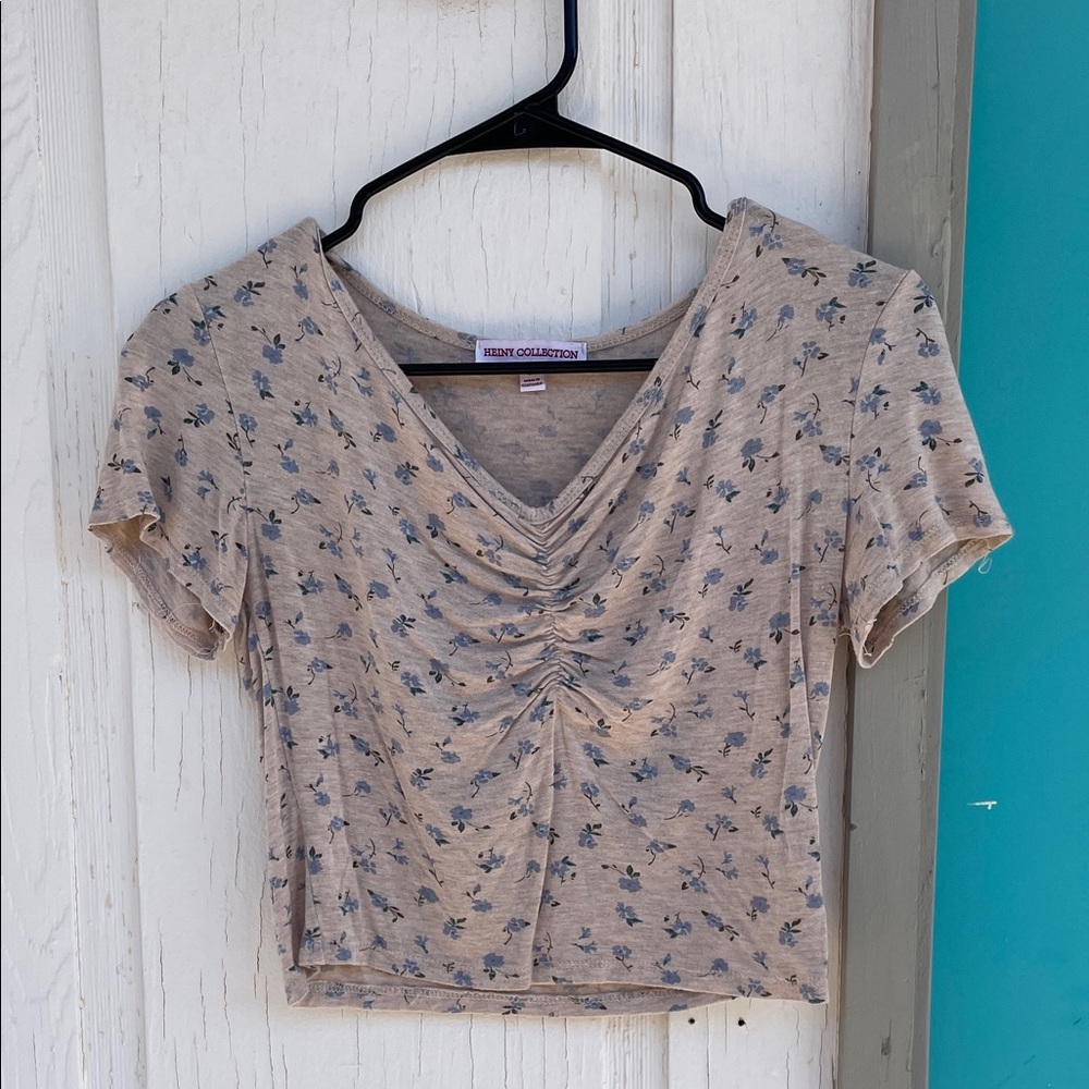 🌼 Neutral Beige and Blue Floral Crop Baby Tee - Medium